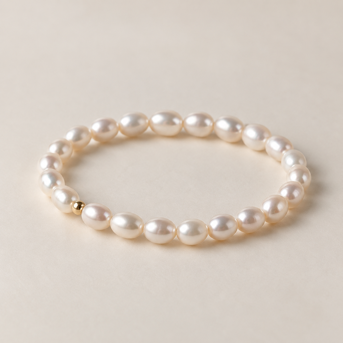 Three-quarter view of freshwater teardrop pearl bracelet
