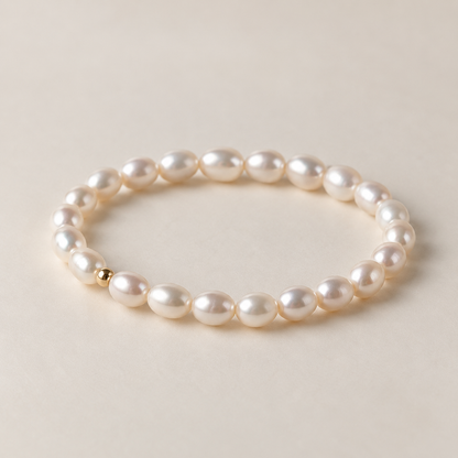 Three-quarter view of freshwater teardrop pearl bracelet