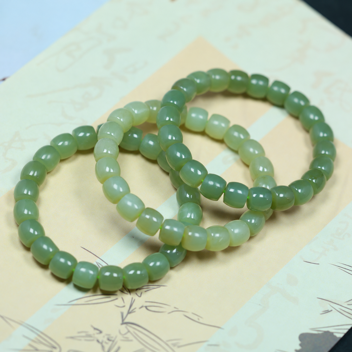Green Hetian jade bead bracelet material and shape view