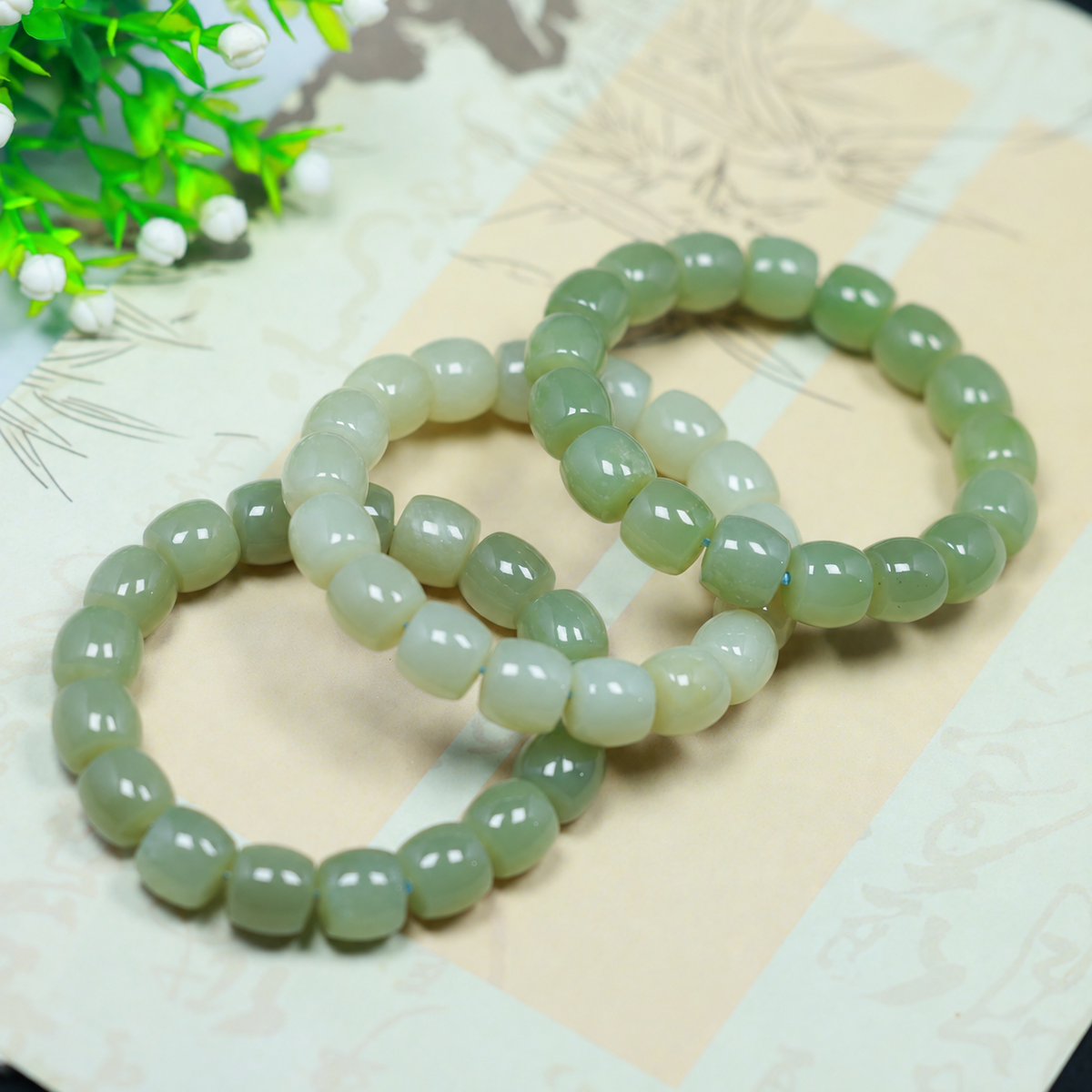 Green Hetian jade bead bracelet material and shape view