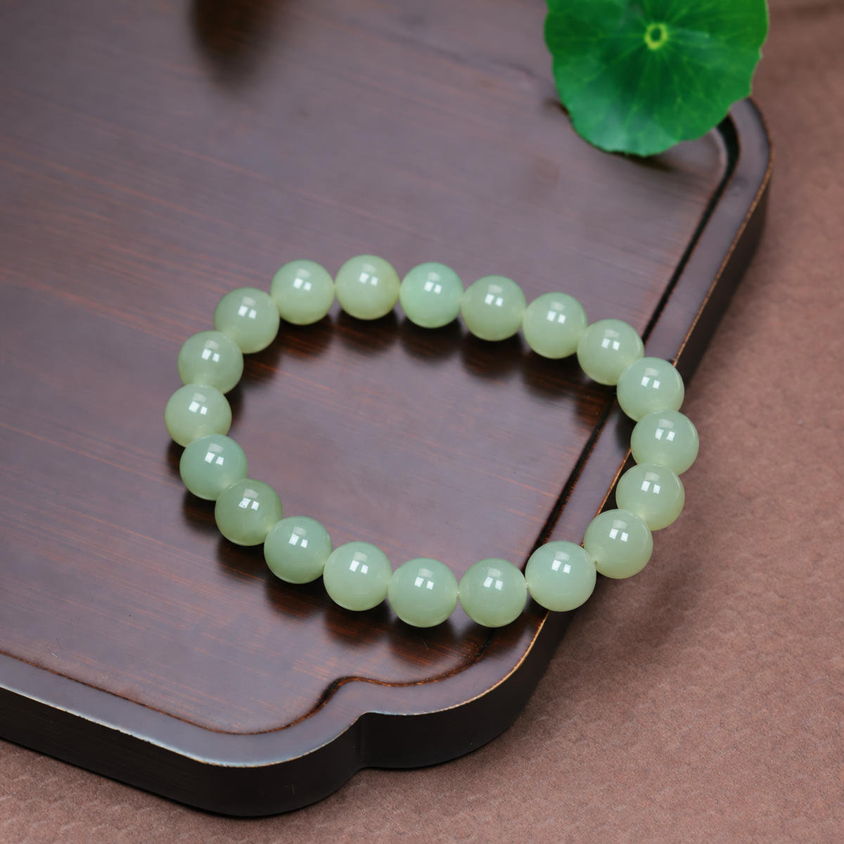 Green Hetian jade bead bracelet material and shape view