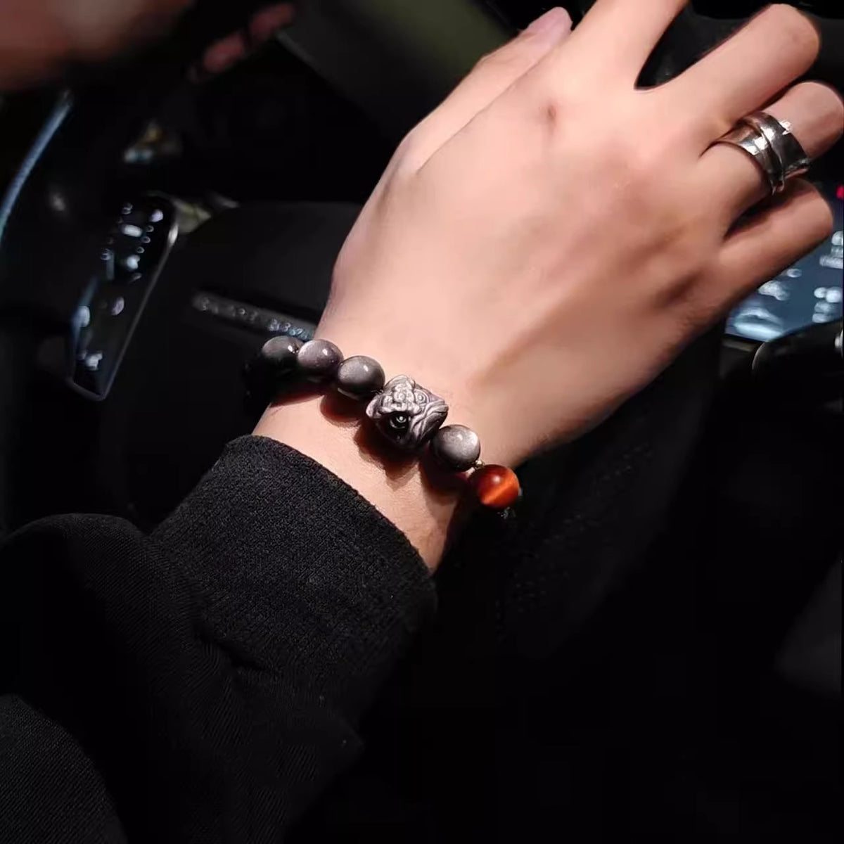 Lion dance obsidian bracelet original product and wearing photograph