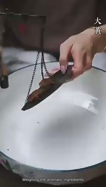 General traditional incense-bead craft demonstration; different finished bead style and different ingredients are shown. Not a recipe or exact-item production proof. English process captions added, original Chinese retained.